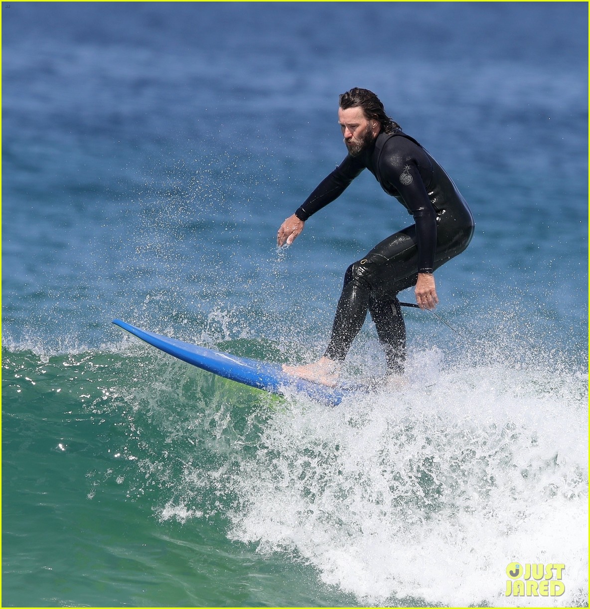 joel edgerton flaunts his abs after surfing in australia 51