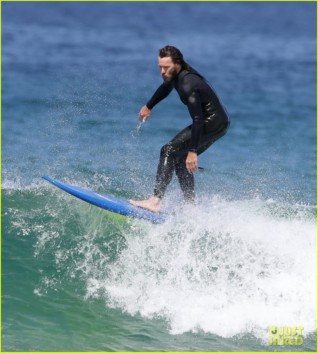 joel edgerton flaunts his abs after surfing in australia 524483395