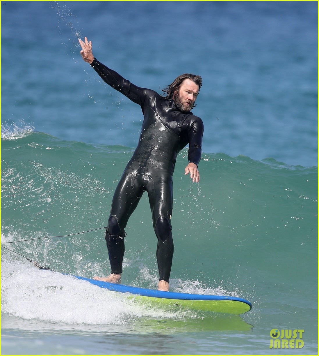 joel edgerton flaunts his abs after surfing in australia 574483400
