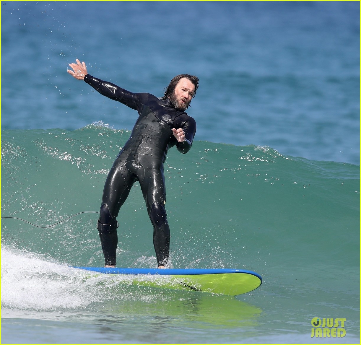 joel edgerton flaunts his abs after surfing in australia 58