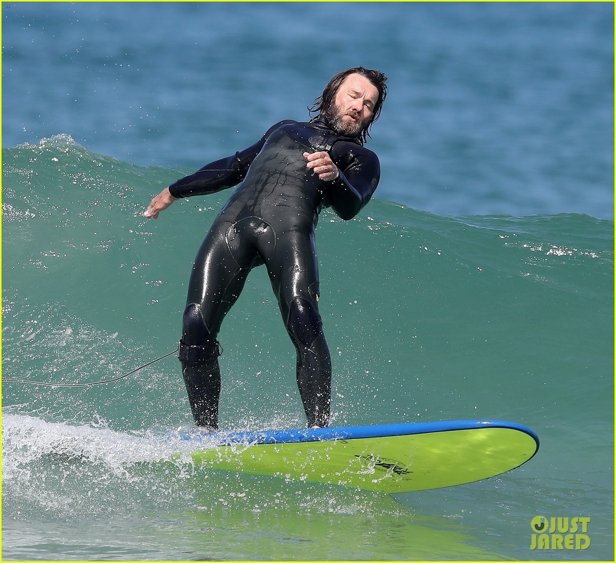 joel edgerton flaunts his abs after surfing in australia 604483403