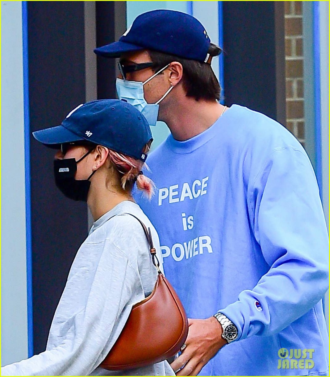 kaia gerber jacob elordi holding hands in nyc 074482337