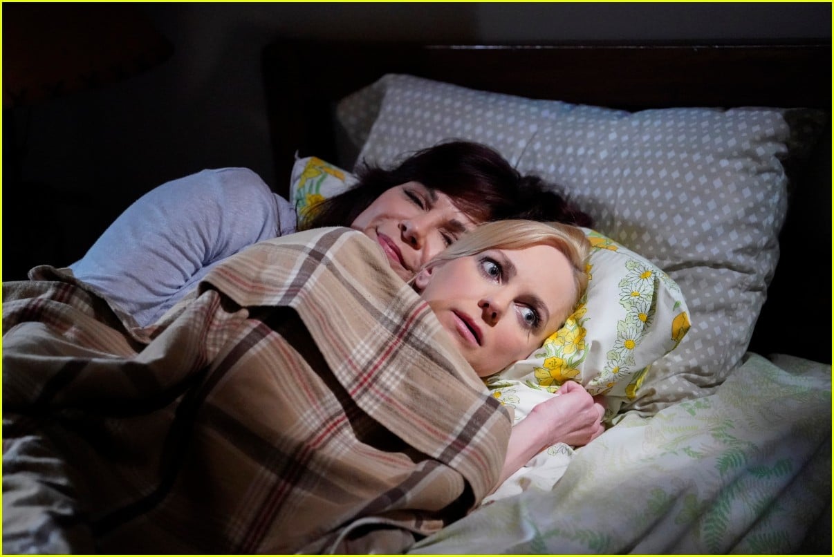 anna faris exit from mom 04