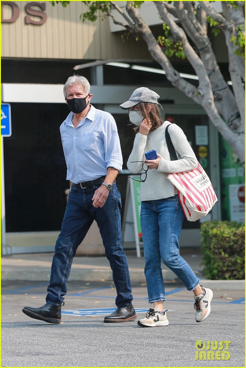 harrison ford calista flockhart mask up while going food shopping 014483257