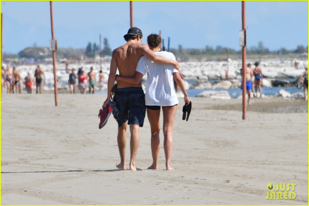 taylor hill walks the beach with shirtless daniel fryer in venice 03