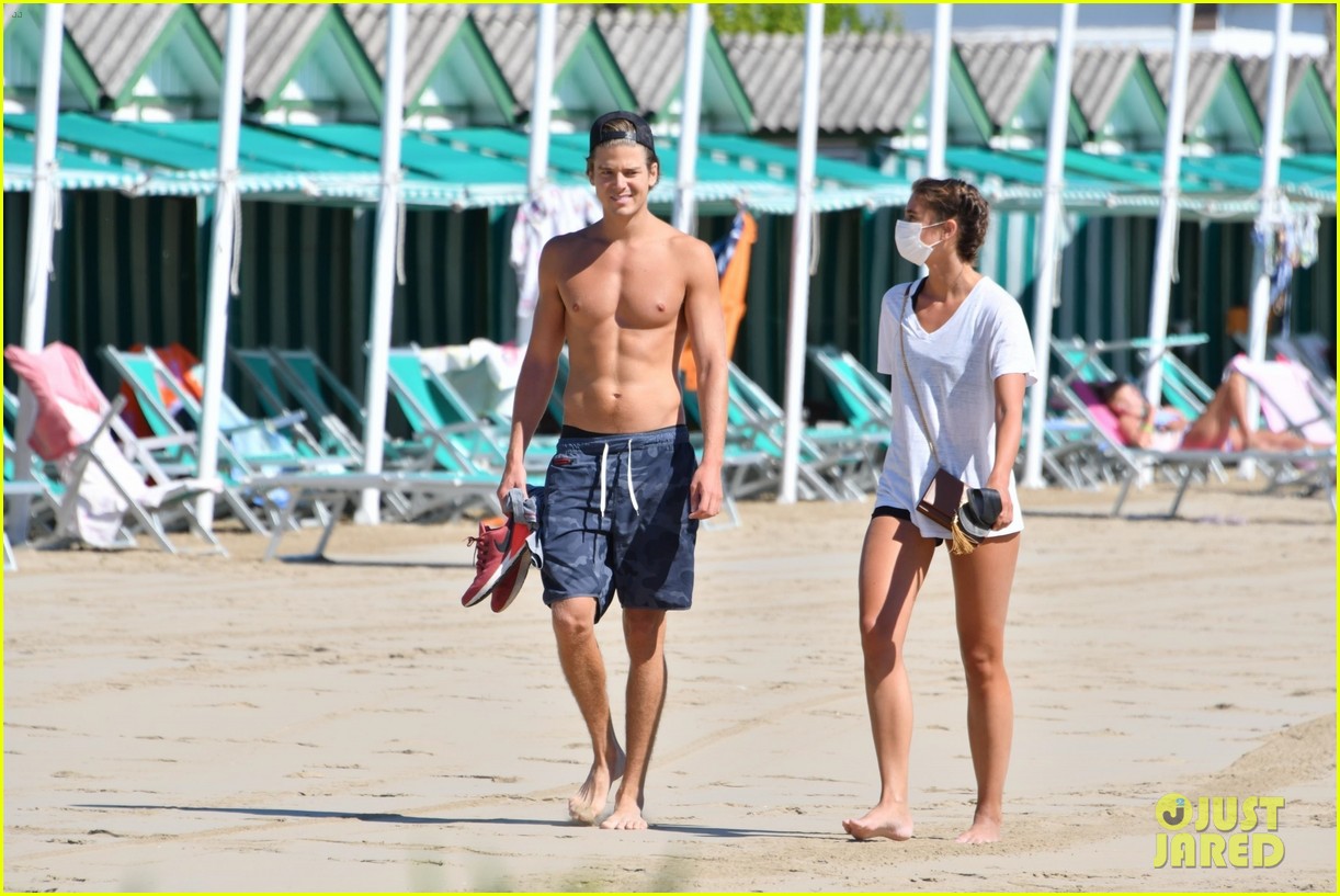taylor hill walks the beach with shirtless daniel fryer in venice 05