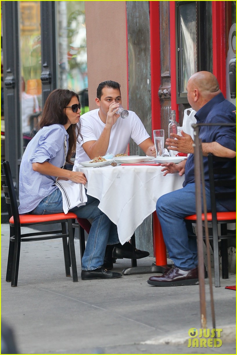 Katie Holmes & Boyfriend Emilio Vitolo Jr. Eat an Early Dinner with His(02)