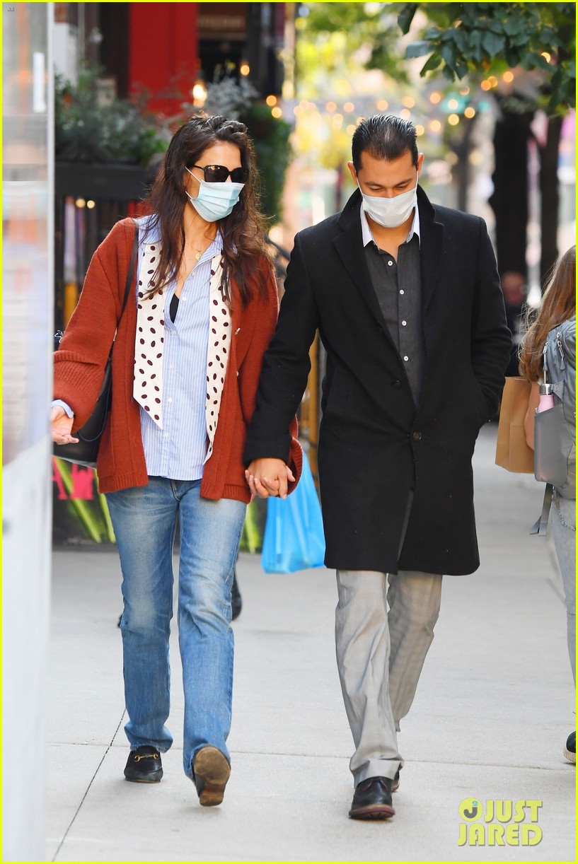 katie holmes hand in hand with emilio vitolo jr 08