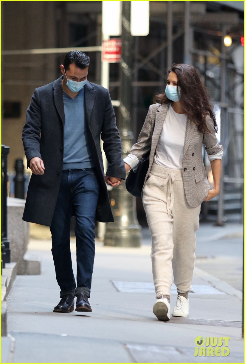 Katie Holmes Holds Hands with Emilio Vitolo Jr. in Latest NYC Sighting(01)
