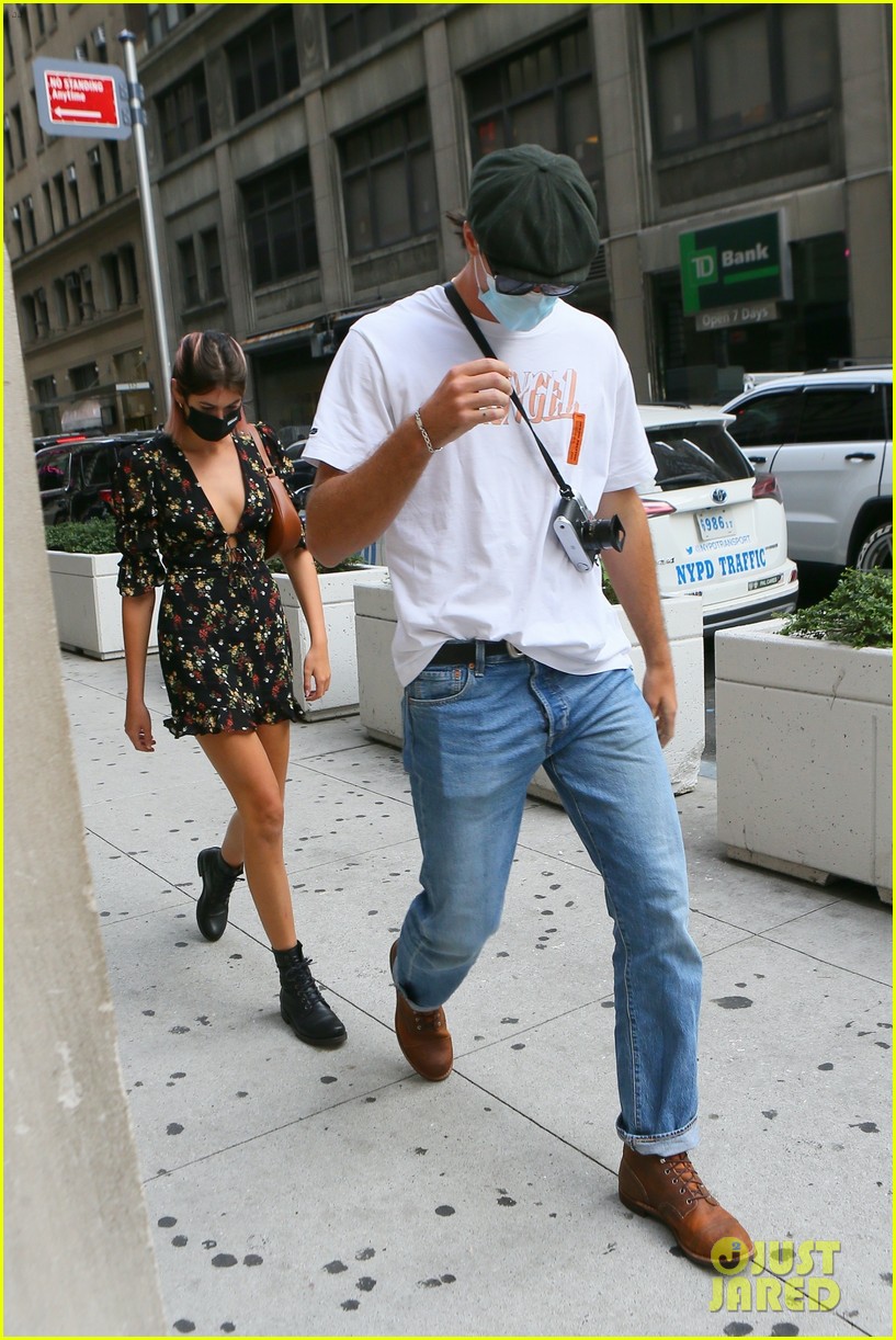 jacob elordi kaia gerber cover eyes nyc outing 014481848