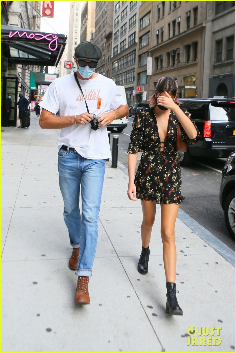 jacob elordi kaia gerber cover eyes nyc outing 074481854