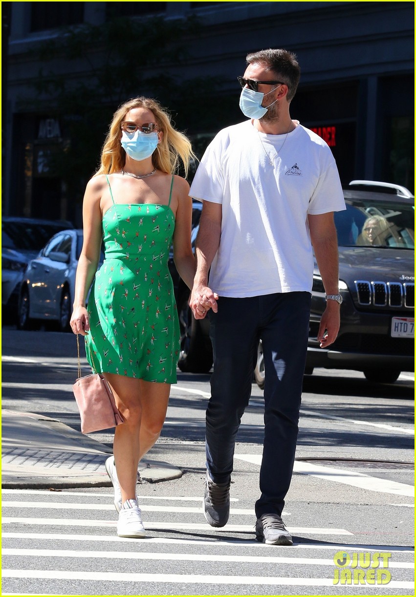 Jennifer Lawrence & Husband Cooke Maroney Hold Hands on a Stroll Around(01)