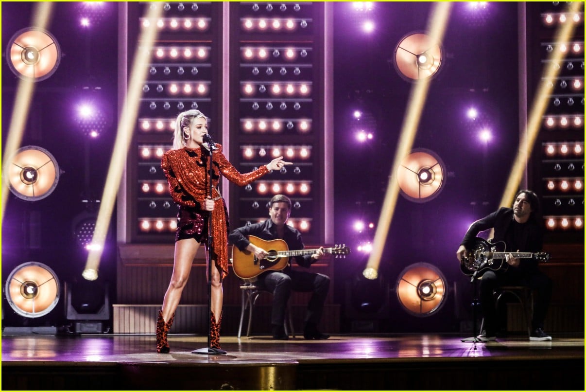 Kelsea Ballerini Performs New Version of 'Hole in the Bottle' at ACM(01)