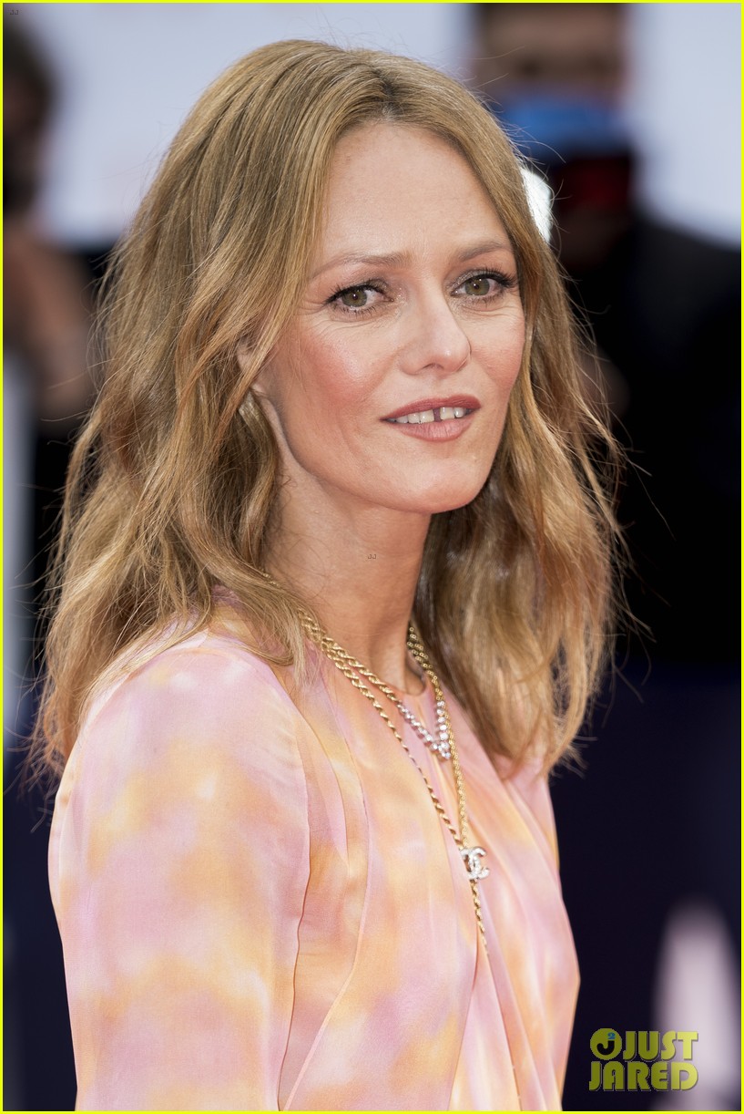 vanessa paradis deauville red carpet opening ceremony 024480536