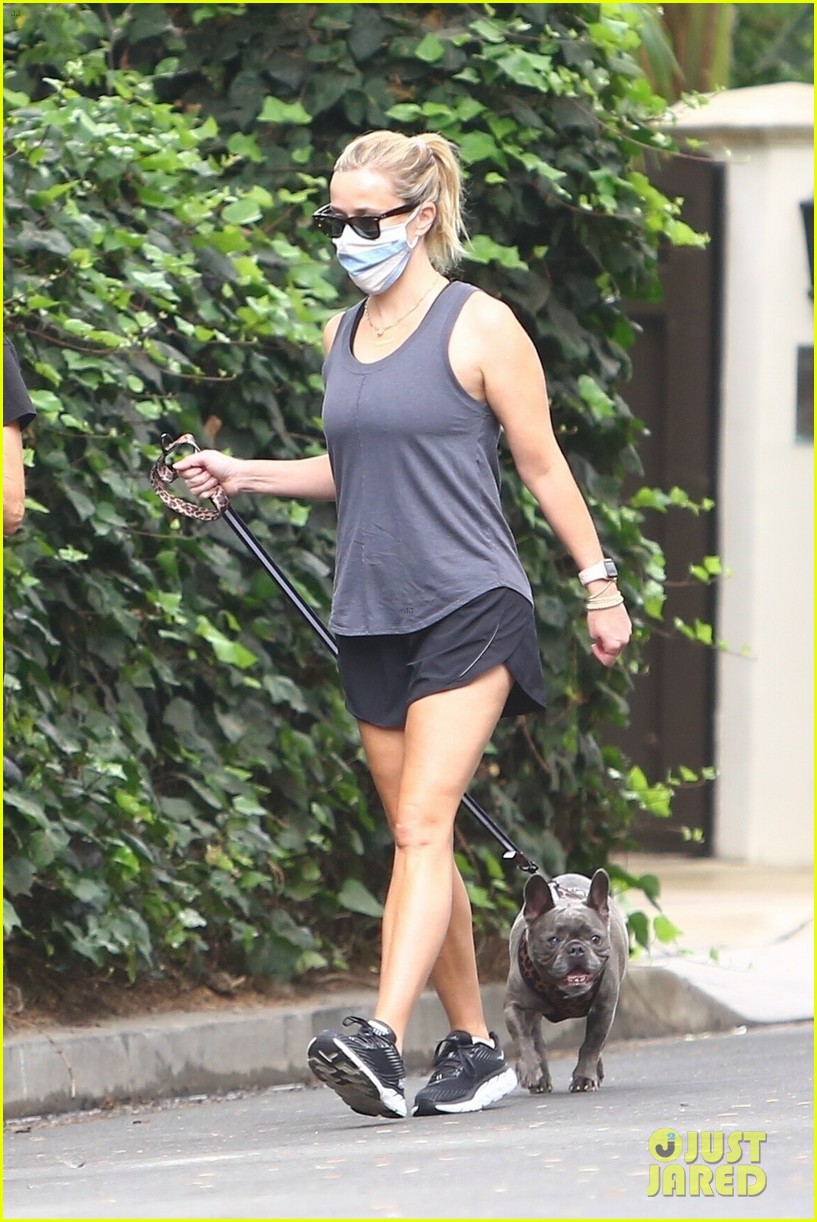 reese witherspoon walk with french bulldog 03