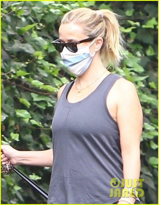 reese witherspoon walk with french bulldog 06