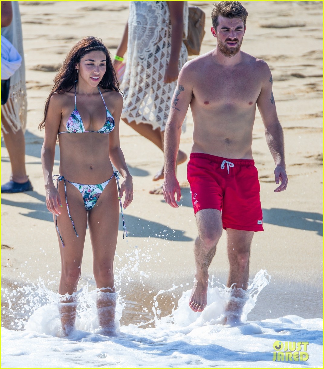 drew taggart shirtless at the beach with chantel jeffries 014481556