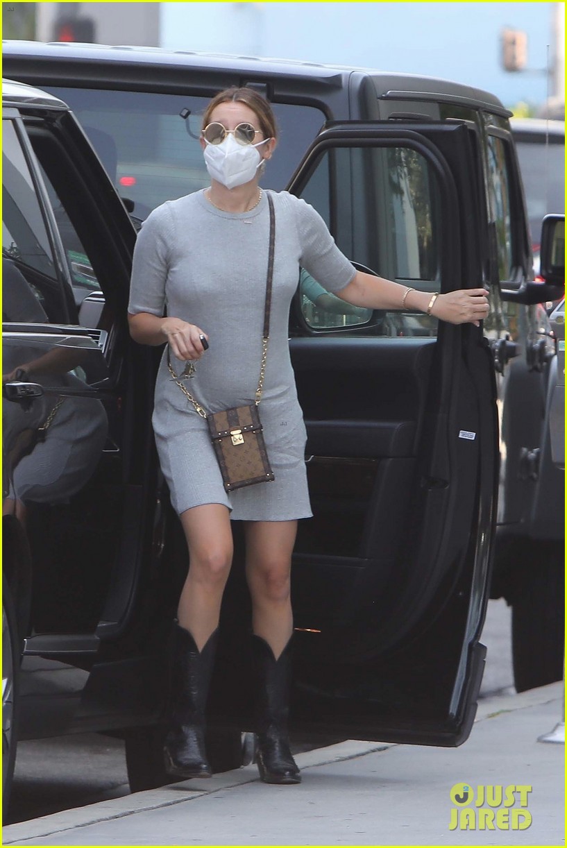 ashley tisdale growing bump lunch outing 014487967