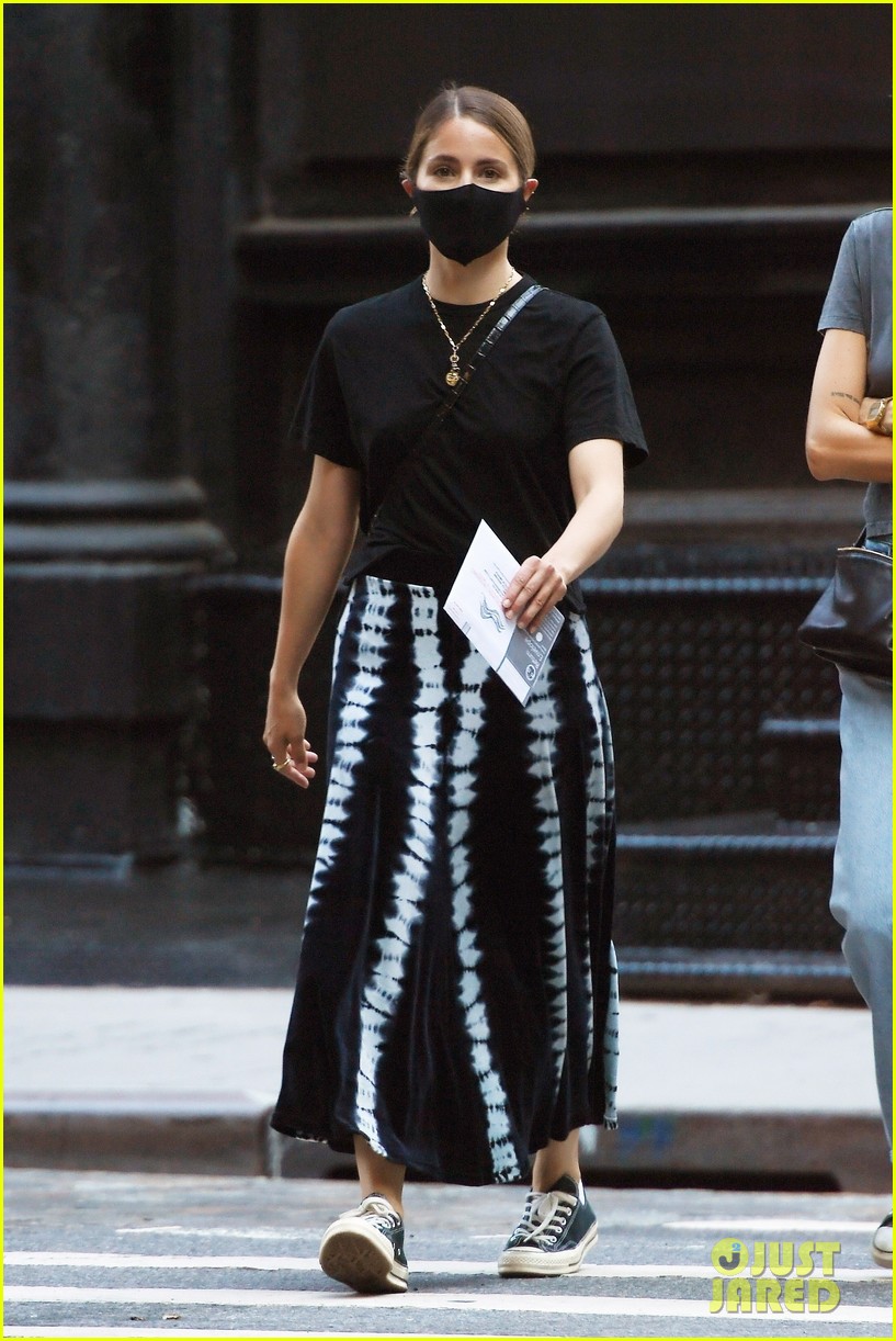dianna agron heads out to cast her vote in nyc 014494274