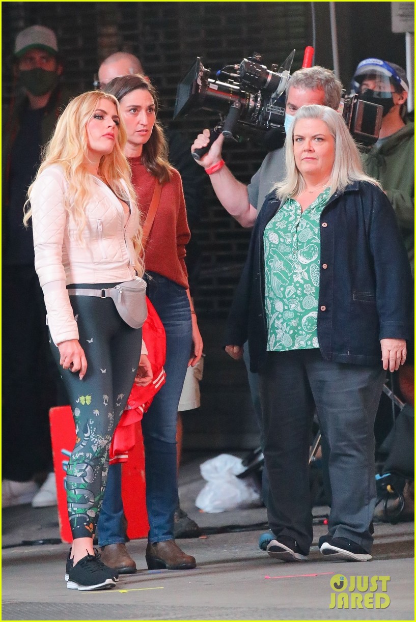 busy philipps animated while filming girls5eva with sara bareilles 05