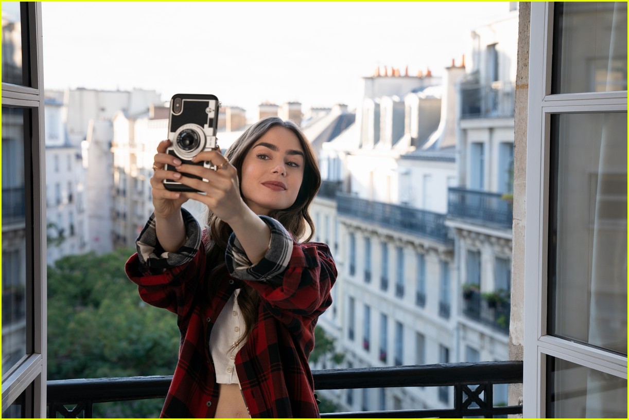 lily collins emily in paris age 014493674