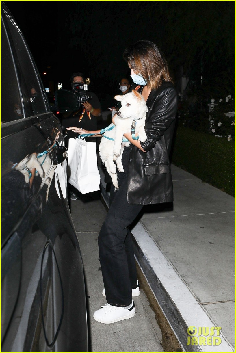 kaia gerber brings her dog to dinner with jacob elordi 16