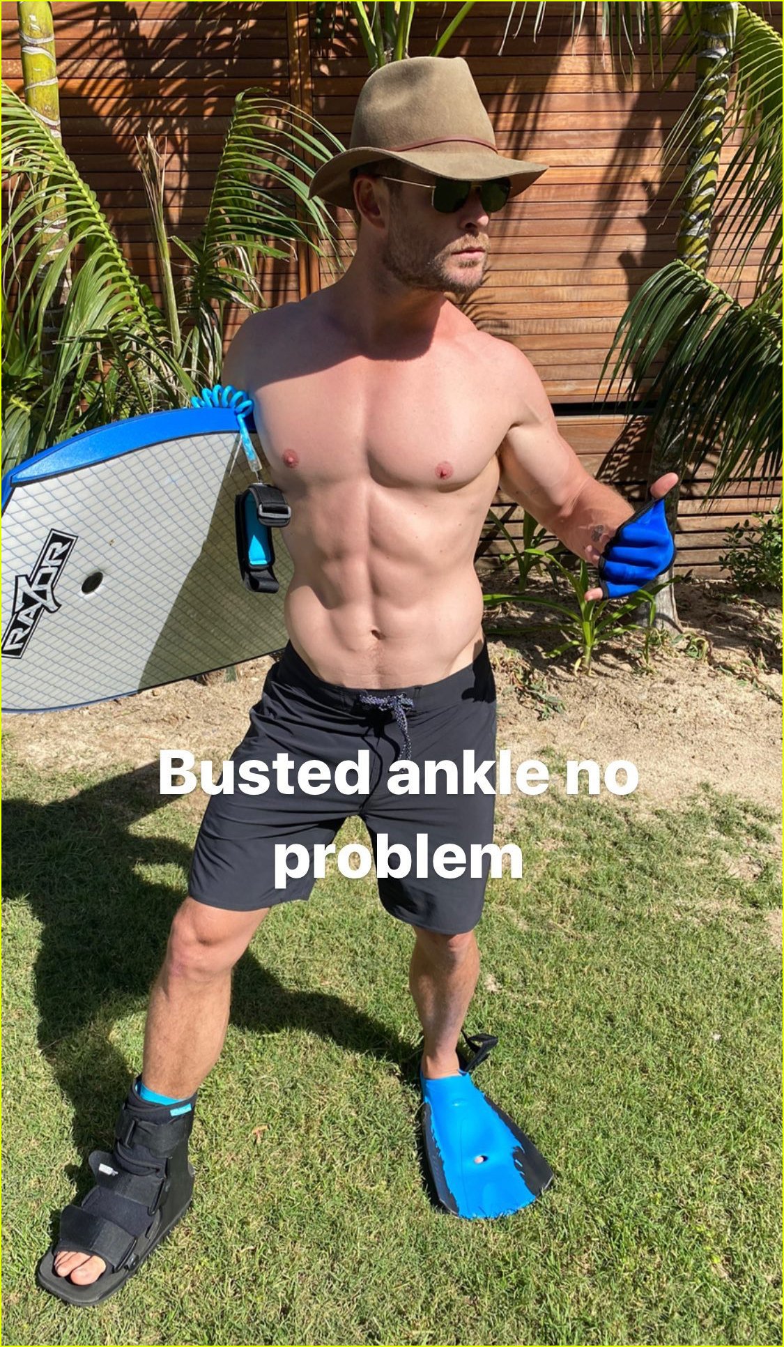 chris hemsworth bares ripped abs on vacation 014491770