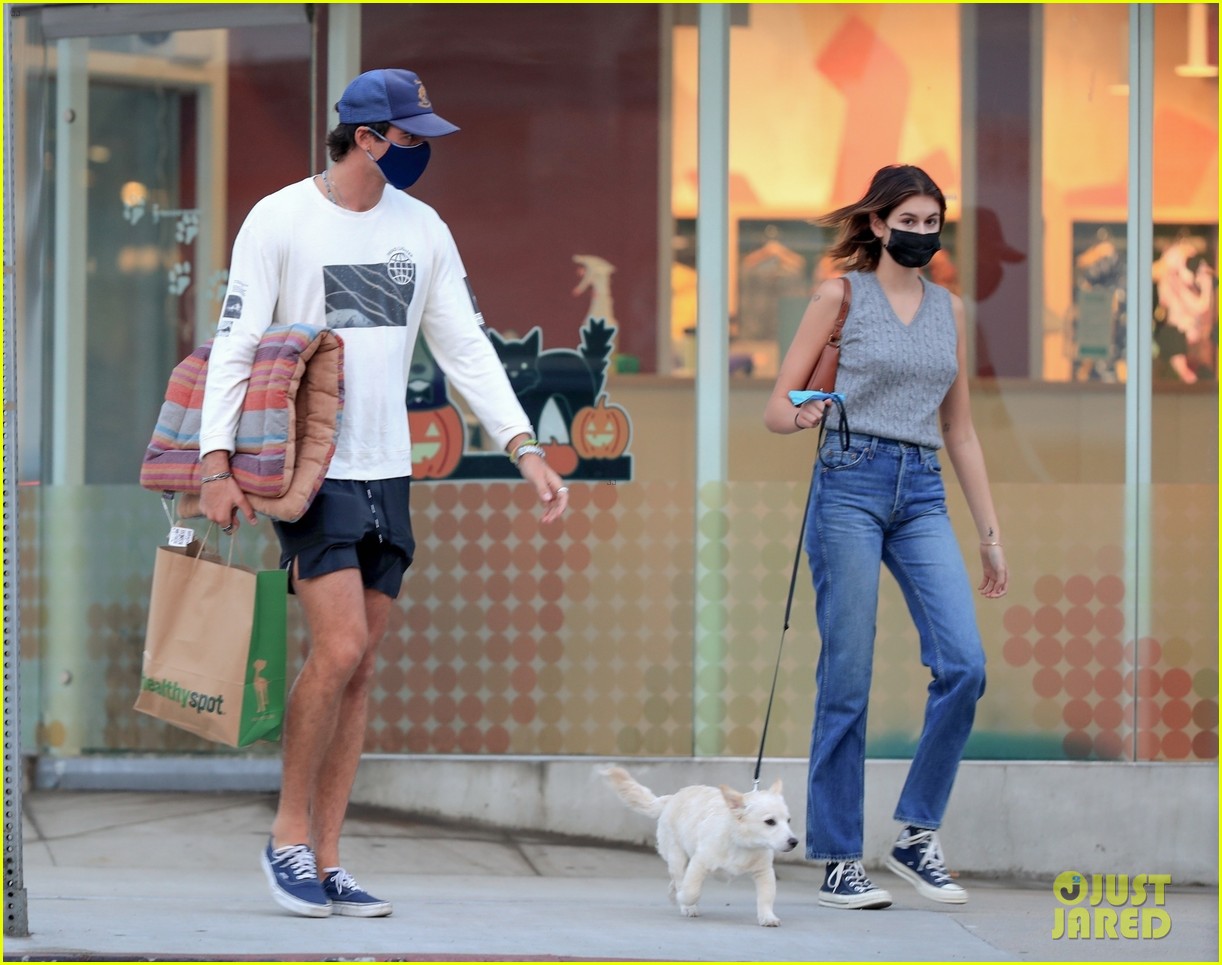 jacob elordi kaia gerber couple up for day out in la 08