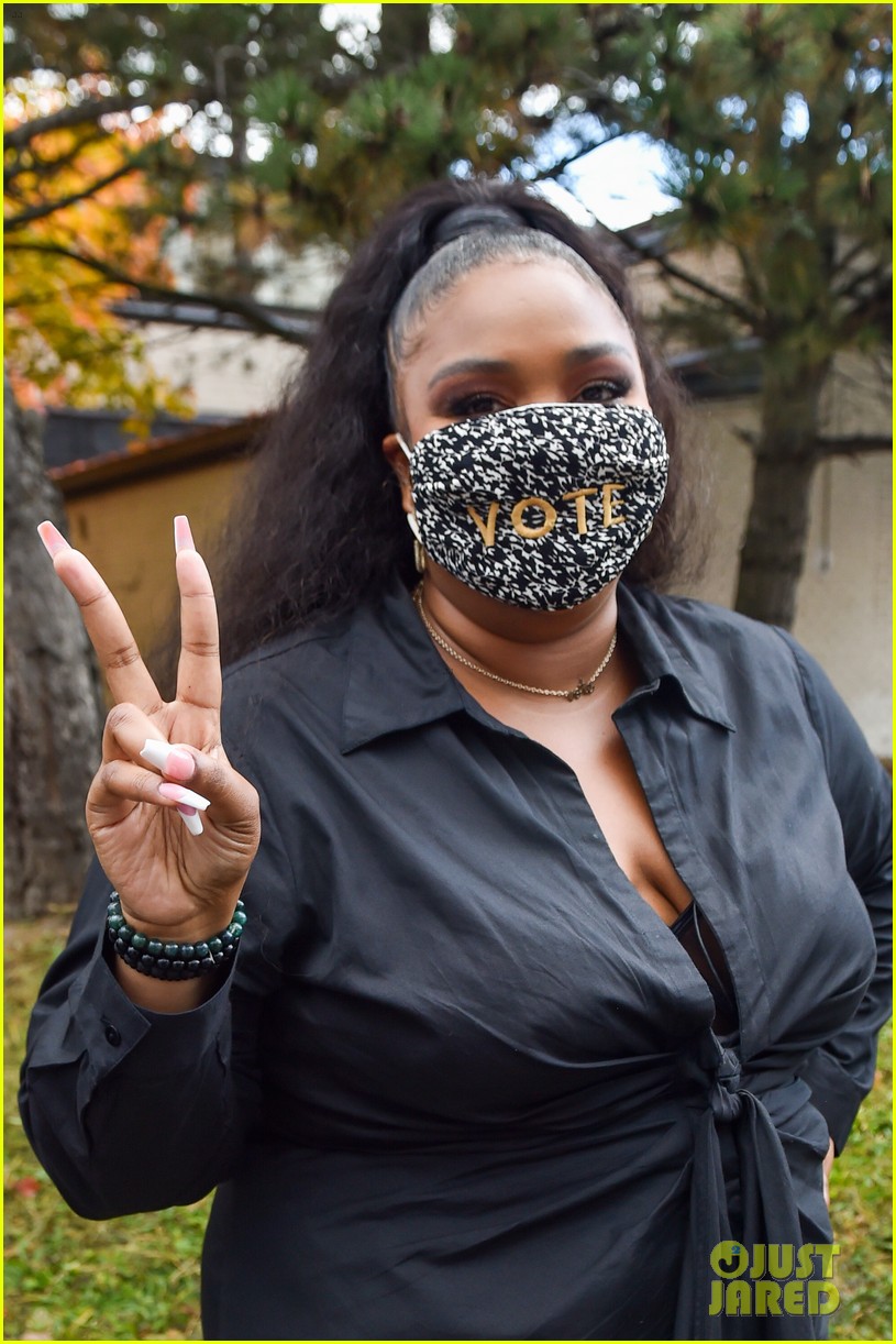 lizzo goes campaigning for biden harris 02