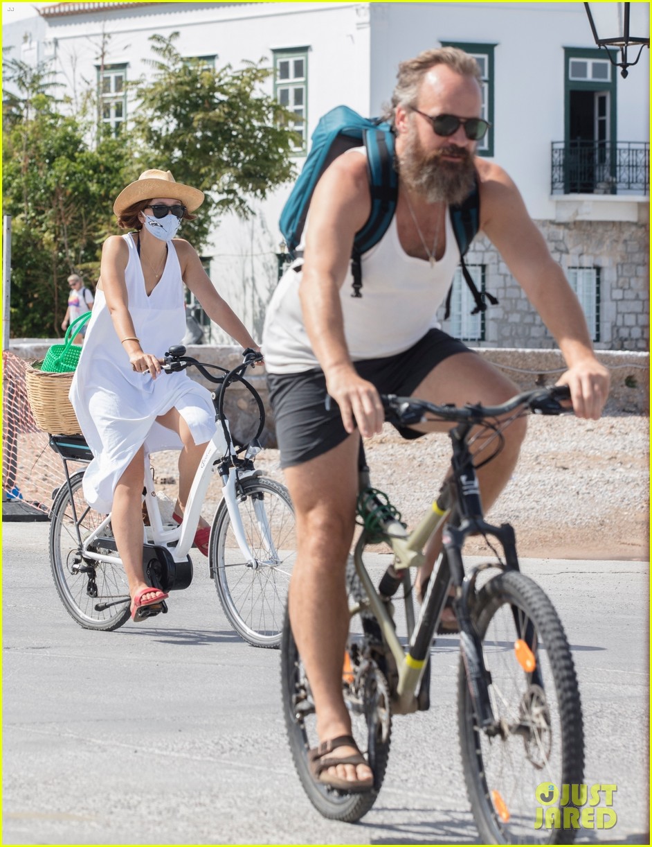 maggie gyllenhaal peter sarsgaard bike ride in greece 014491309