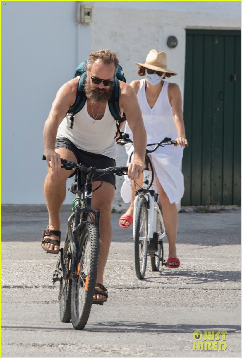 maggie gyllenhaal peter sarsgaard bike ride in greece 034491311