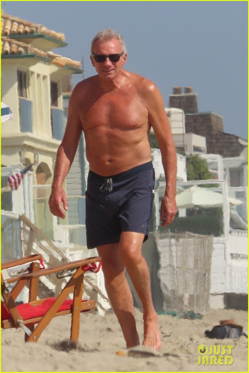 joe montana shirtless at the beach with his kids 024489425