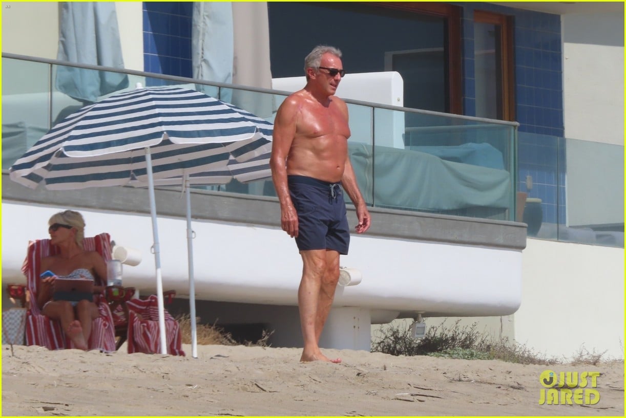 joe montana shirtless at the beach with his kids 13
