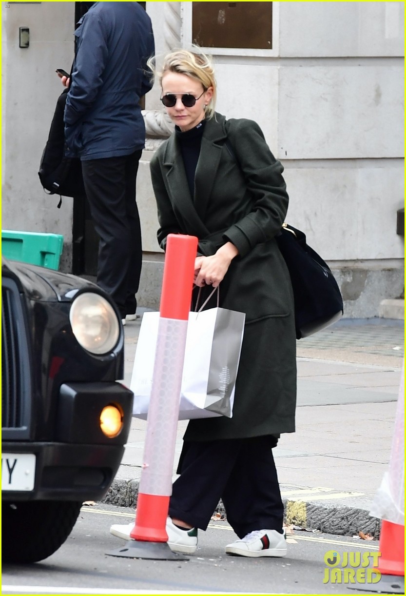 carey mulligan lunch with friends in london 034489314