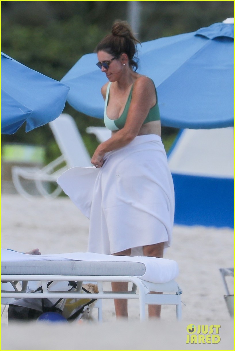 peyton manning shirtless at the beach 25