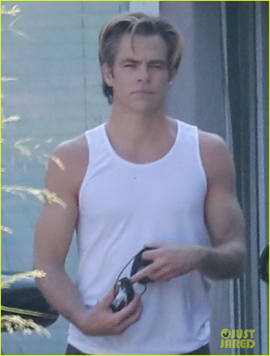 chris pine shows off his muscles leaving thw gym 064490224