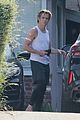 chris pine shows off his muscles leaving thw gym 01