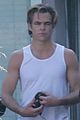 chris pine shows off his muscles leaving thw gym 02