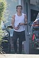 chris pine shows off his muscles leaving thw gym 03