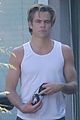 chris pine shows off his muscles leaving thw gym 06