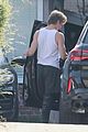 chris pine shows off his muscles leaving thw gym 07
