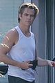 chris pine shows off his muscles leaving thw gym 08