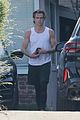 chris pine shows off his muscles leaving thw gym 09