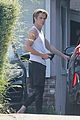 chris pine shows off his muscles leaving thw gym 10