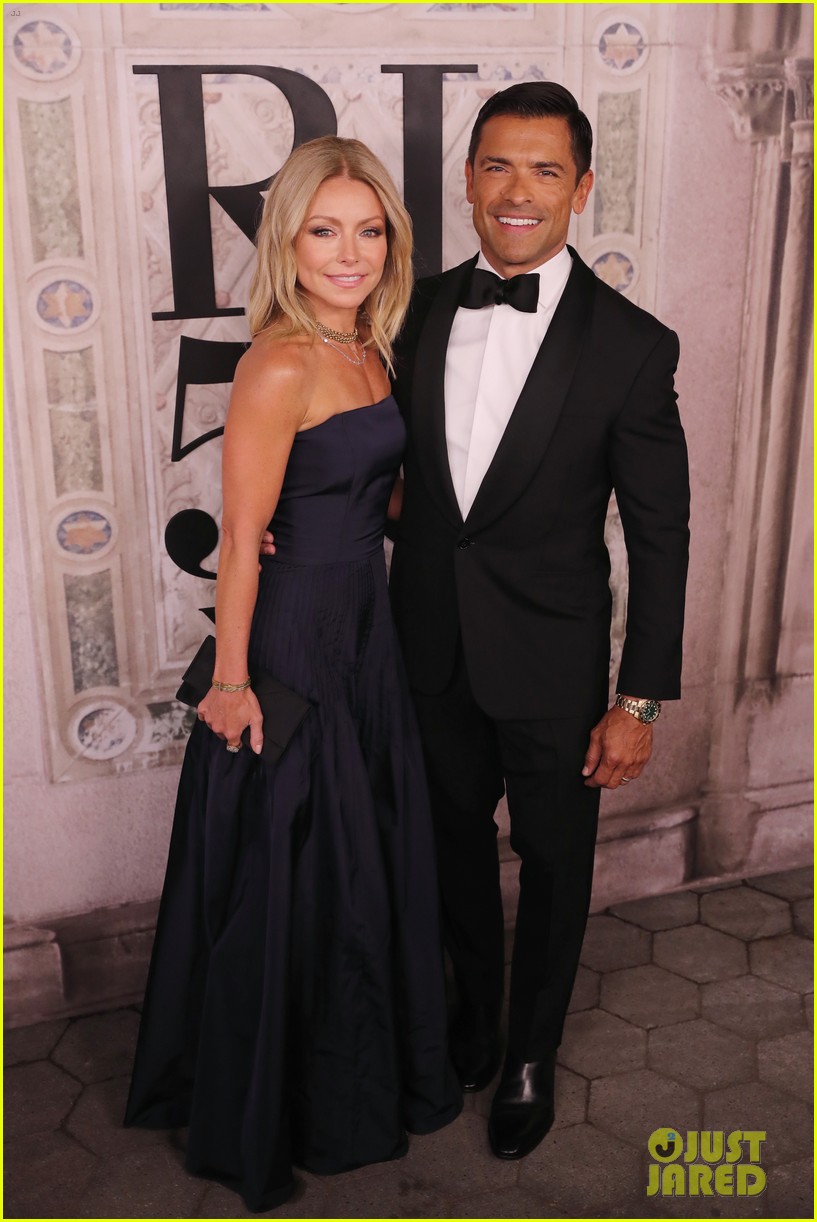 Kelly Ripa Turns 50, Husband Mark Consuelos Calls Her 'Sexy' in His(02)