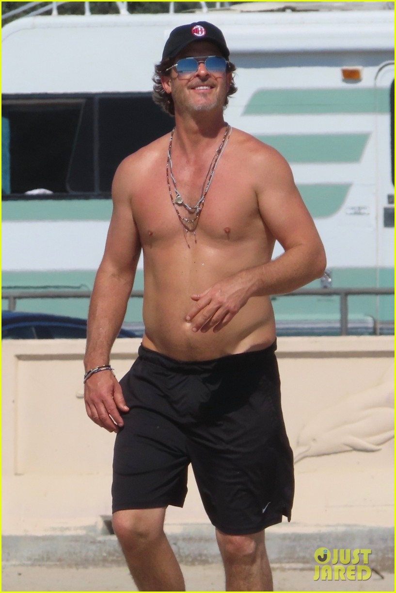 robin thicke shirtless soaks up the sun at the beach malibu 08