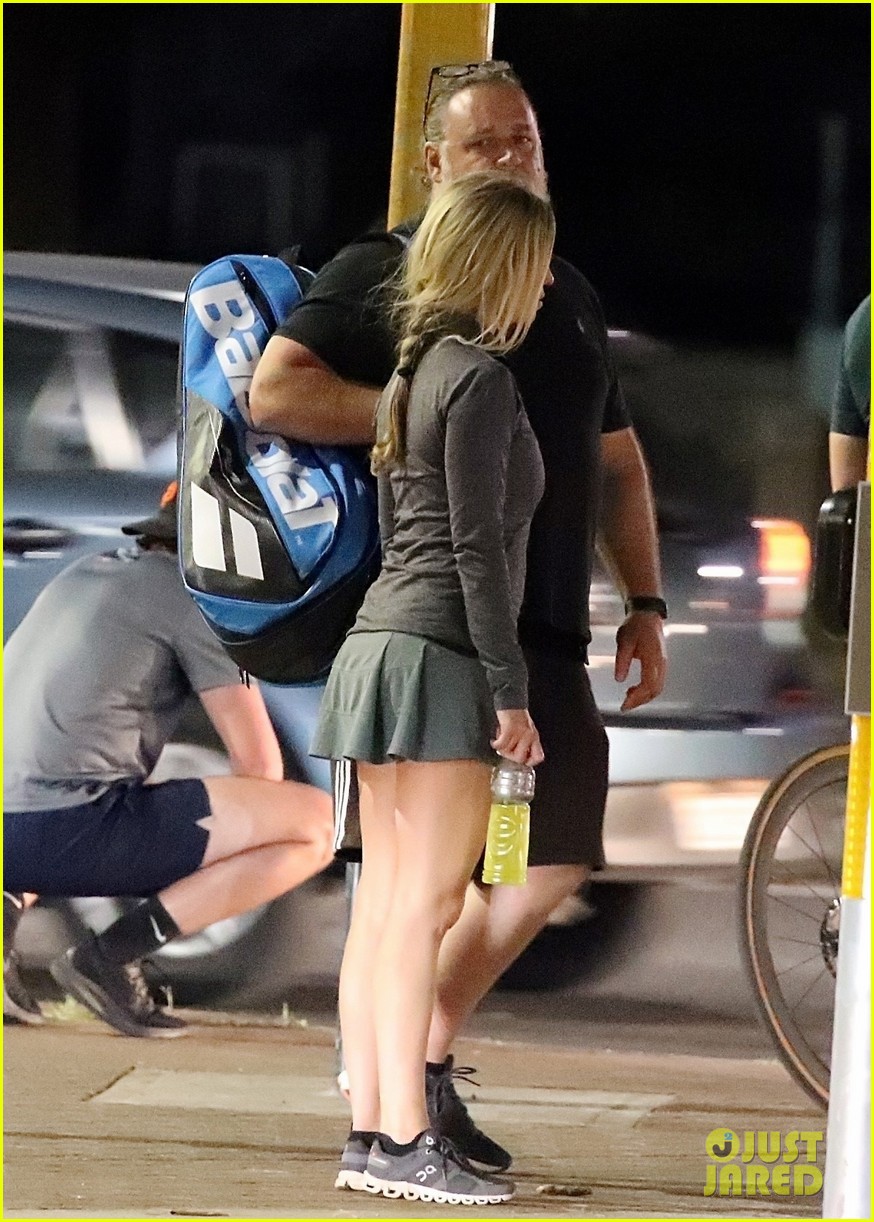 russell crowe britney theriot tennis match 25