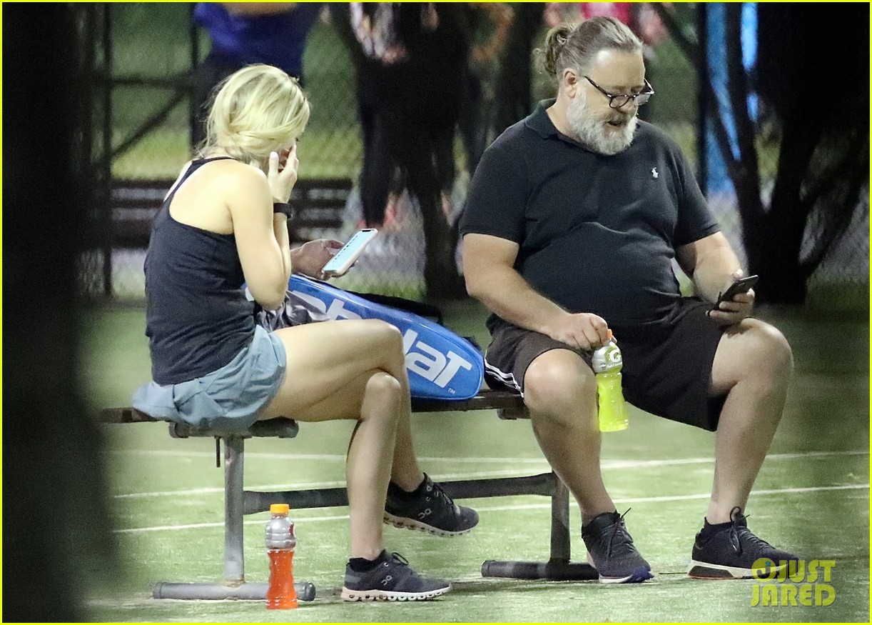 russell crowe britney theriot tennis match 42