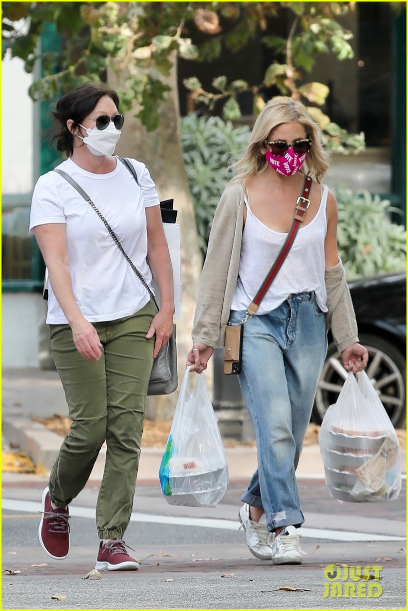 shannen doherty smg run errands together food pickup 034490614