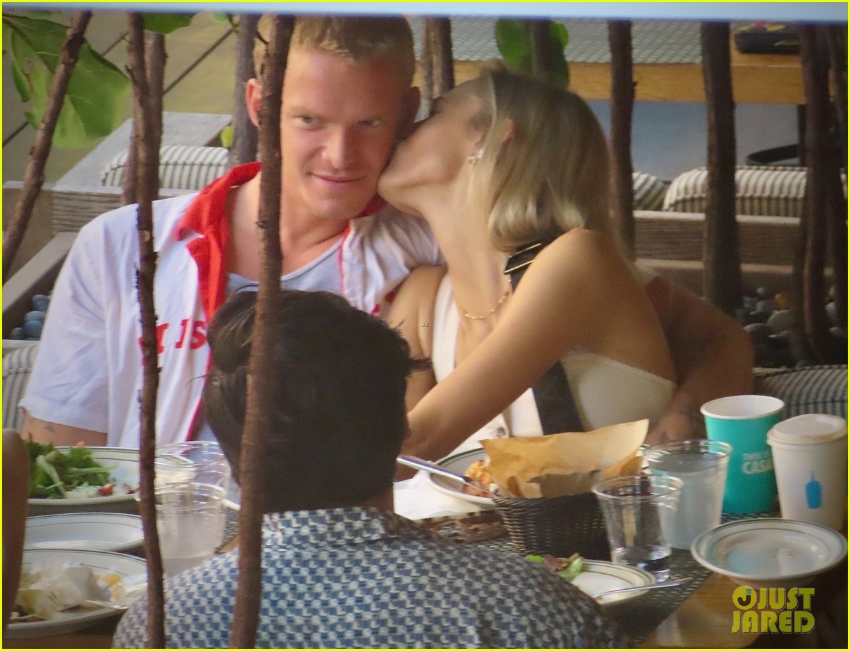 cody simpson flaunts pda with possible new girlfriend 014497806